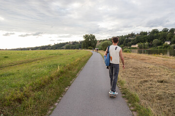 Obraz premium Junger Mann aus Indien fährt Skateboard in der Natur