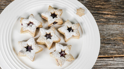 Star shaped cookies with powdered sugar