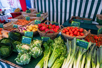 des produits alimentaires sur un marché en hiver dans la ville de Paris en France