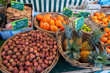 des produits alimentaires sur un marché en hiver dans la ville de Paris en France