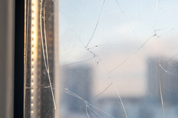 Thermal shock of a double-glazed unit with a crack, spontaneous destruction of glass during thermal...