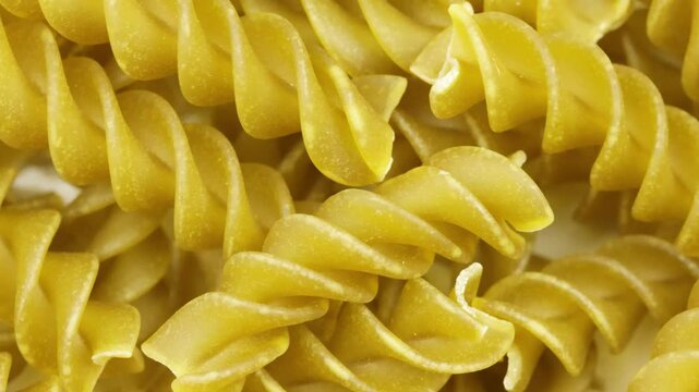 p&acirc;tes crues, fusilli au pois cass&eacute;s, en gros plan