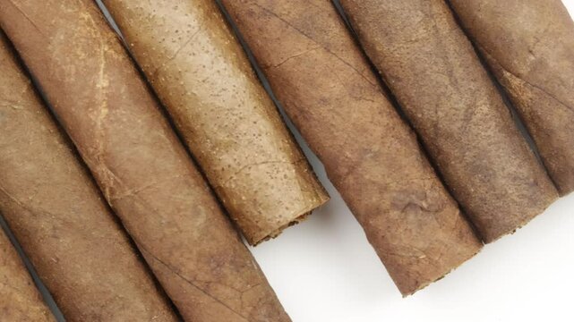 plusieurs petits cigares, en gros plan