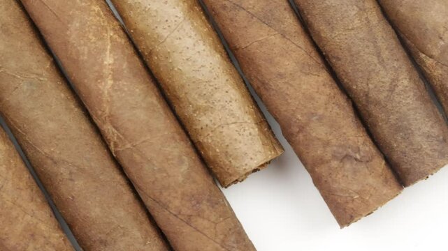 plusieurs petits cigares, en gros plan