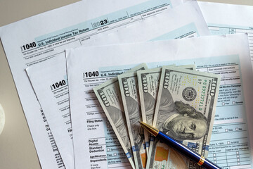 Obraz premium 1040 Individual Income US tax form with dollars business finance concept