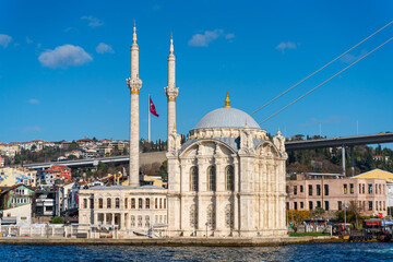 Obraz premium The Great Mecidiye Mosque below the Bridge of the Martyrs of July 15 (Bosphorus Bridge or first Bridge) in Istanbul, Turkey