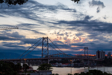 Obraz premium turismo na Ponte Hercílio Luz símbolo da cidade de Florianópolis e de Santa Catarina Brasil