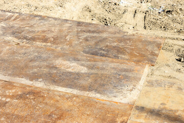 工事現場に敷かれた敷鉄板