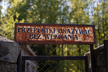 Stara tablica z informacją: Przepustki okazywać bez wezwania