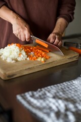 ミートソースを作るためにニンジンと玉ねぎをみじん切りにしているところ