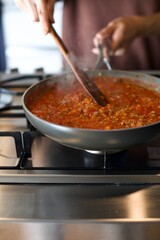 フライパンでミートソースを作っているところ