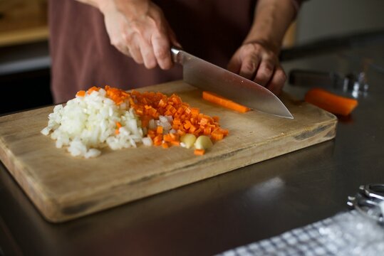 ミートソースを作るためにニンジンと玉ねぎをみじん切りにしているところ