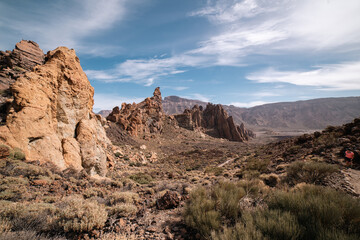 Suche pustkowie otoczone majestatycznymi górami © Adam.rtk