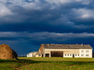 Obraz premium Landwirtschaftliche Gebäude im Winter