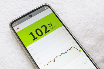 low blood sugar, glucose alarm for diabetics. blood glucose monitoring in the smartphone app