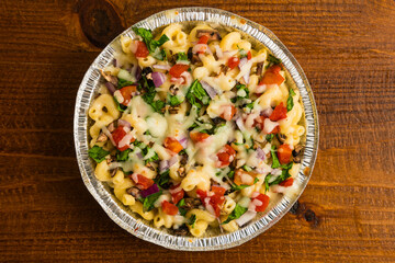 Macaroni and cheese with fresh tomatoes and basil