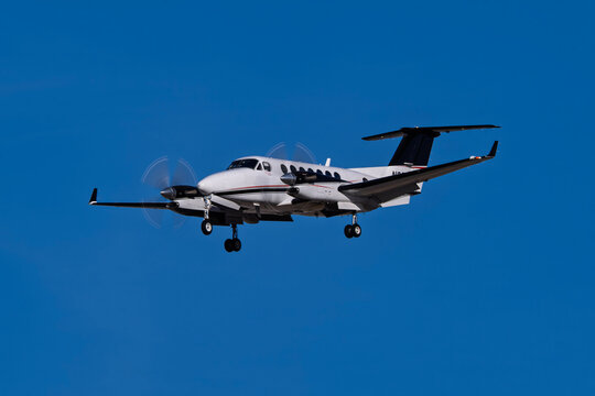 Sky Harbor International Airport 12-31-2024 Phoenix, AZ USA..

Advance Air Beechcraft King Air 350 N350ES sunset arrival into 25L at Sky Harbor Intl. Airport.