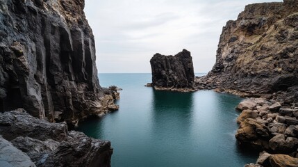 Obraz premium A serene coastline is flanked by dramatic cliffs, offering a tranquil yet powerful view of the encounter between land and sea.