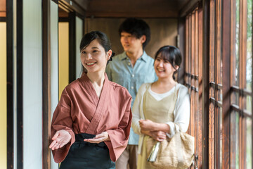 老舗の温泉旅館・高級旅館・宿坊で観光客に接客する仲居さん・女将さん
