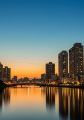 Fototapeta premium 立ち並ぶタワーマンションの夕暮れ風景・運河・夜景