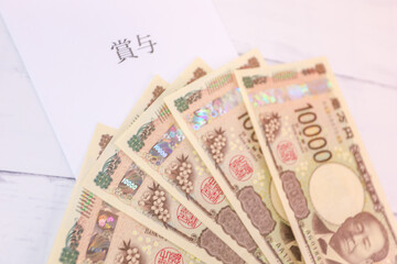 新紙幣一万円札と賞与袋