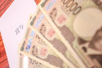 新紙幣一万円札と賞与袋