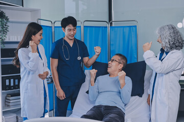 Obraz premium A team of doctors and nurses are working to treat a female patient in the patient's room.