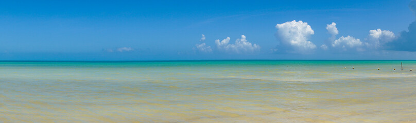 Vista panor&aacute;mica del mar en Holbox bajo un cielo despejado