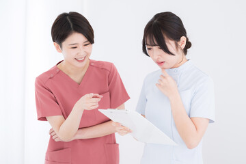 新人看護師に指導する優しい看護師の先輩や医師のイメージ