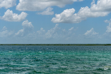Vista de la Laguna de Bacalar con aguas cristalinas y cielo despejado