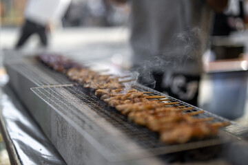 焼き鳥を焼く