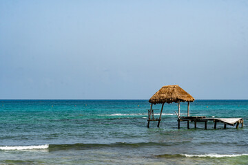 Muelle con palapa sobre el mar en la Riviera Maya