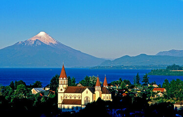 Cidade de Puerto Varas e vulcÃ£o Osorno. Chile.