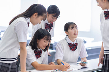 休み時間を過ごす学生