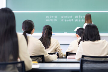 回答を発表する学生