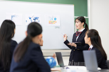 ディスカッションする学生