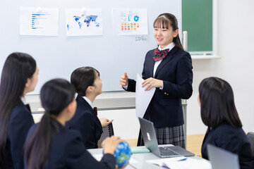 ディスカッションする学生