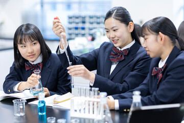 実験する学生