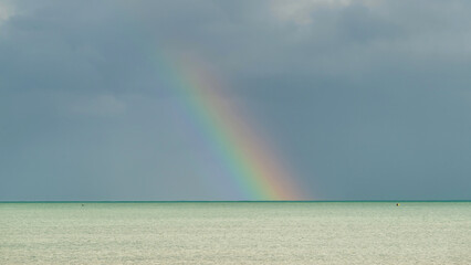 Arc-en-ciel à l'horizon