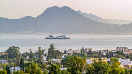 Ferry dans le golf de Tunis