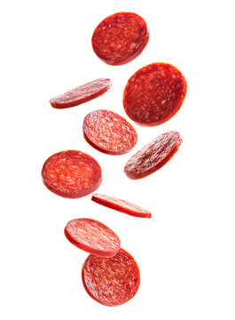 落下するスライスしたペパロニと白背景（Falling sliced ​​pepperoni on a white background）
