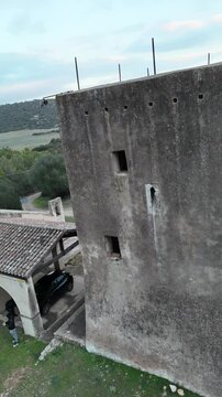 Riprese aeree di un antichissima chiesa medievale , Chiesetta di Sant&rsquo;Isidoro, nascosta tra le colline nella regione di Teulada in Sardegna. 