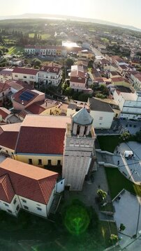 riprese drone della Chiesa parrocchiale di San Giovanni Battista a San Giovanni Suergiu in Sardegna (60 FPS, riprese verticali per social)