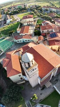 riprese drone della Chiesa parrocchiale di San Giovanni Battista a San Giovanni Suergiu in Sardegna (60 FPS, riprese verticali per social)