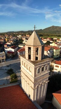 riprese drone della Chiesa parrocchiale di San Giovanni Battista a San Giovanni Suergiu in Sardegna (60 FPS, riprese verticali per social)