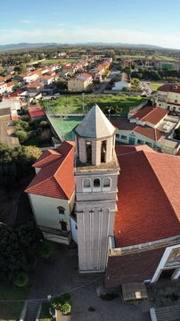 riprese drone della Chiesa parrocchiale di San Giovanni Battista a San Giovanni Suergiu in Sardegna (60 FPS, riprese verticali per social)