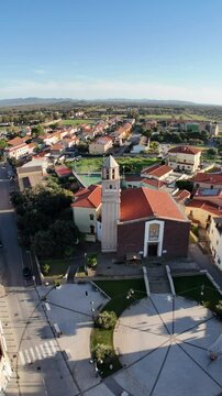 riprese drone della Chiesa parrocchiale di San Giovanni Battista a San Giovanni Suergiu in Sardegna (60 FPS, riprese verticali per social)