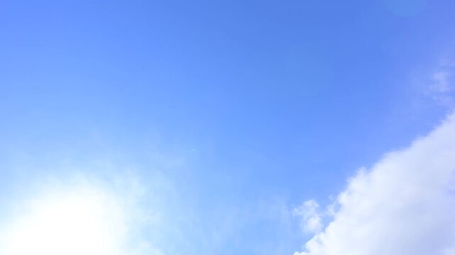 天気のいい快晴で雲がふよふよしている