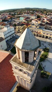 riprese drone della Chiesa parrocchiale di San Giovanni Battista a San Giovanni Suergiu in Sardegna (60 FPS, riprese verticali per social)