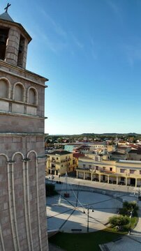 riprese drone della Chiesa parrocchiale di San Giovanni Battista a San Giovanni Suergiu in Sardegna (60 FPS, riprese verticali per social)